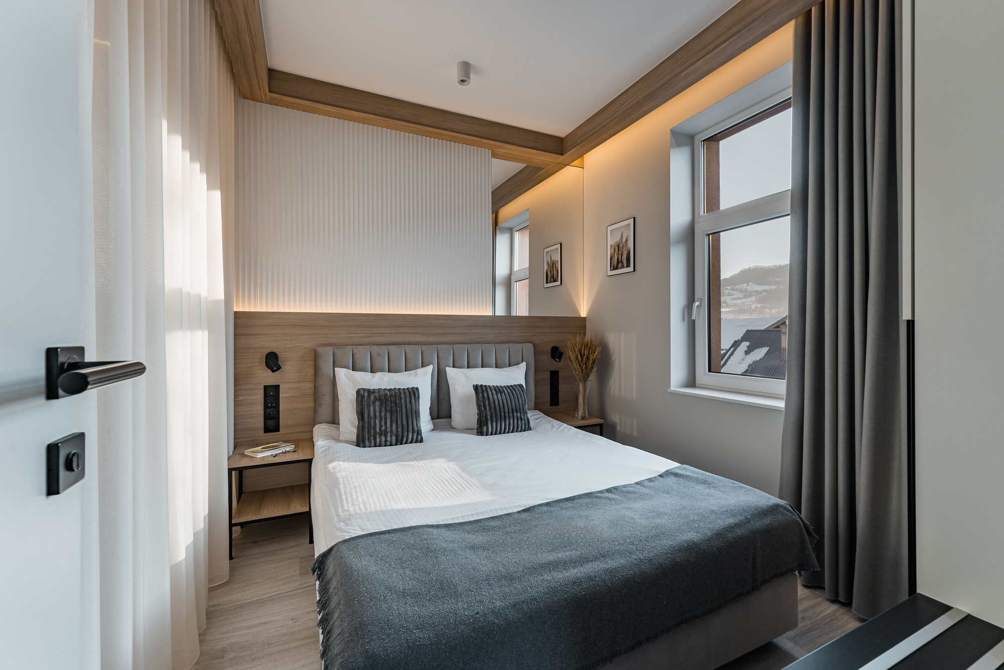 Apartament z przeszkloną łazienką